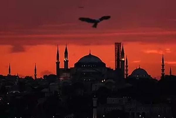 İstanbullular bir nebze olsun serinledi. Gün batımında ise gökyüzü kızıla boyandı.