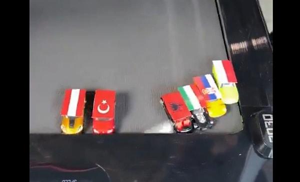 Türk bayraklı araba ise bu yarışta oldukça şanslıydı. Bu durum sosyal medya kullanıcılarını gülümsetti.