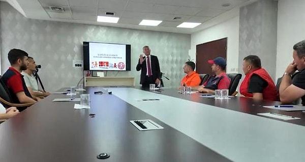 İş güvenliği eğitimi için toplantı salonunda yerlerini alan Düzce Belediyesi çalışanları, babalar günü sürprizi ile karşılaştılar.