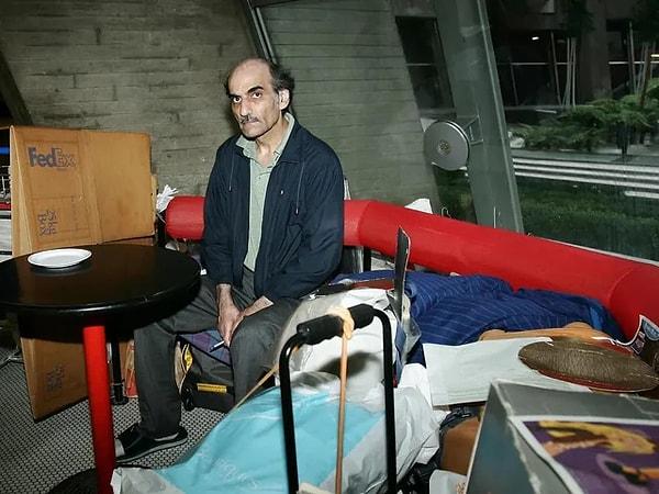 2. İranlı bir mülteci olan ve 18 yıl boyunca bir havaalanında yaşamasıyla tanınan Mehran Karimi Nasseri'nin fotoğrafı. (2004)