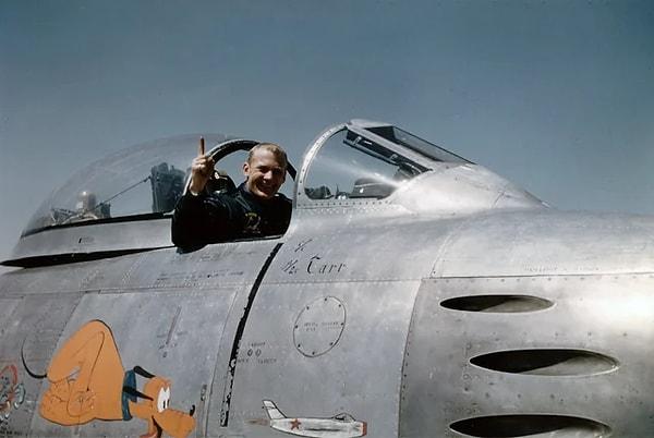 3. Geleceğin Apollo 11 Astronotu Buzz Aldrin, Kore Savaşı'nda bir düşman MiG-15 savaş uçağını vurduktan sonra görüntüleniyor. (1953)