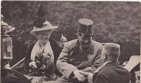 6. Avusturya-Macaristan Arşidükü Franz Ferdinand ve eşi Arşidüşes Sophie, Sırp milliyetçisi Gavrilo Princip tarafından suikast edilmeden hemen önce. Bu suikast, Birinci Dünya Savaşının fitilini ateşlemiştir. (1914, Saraybosna)