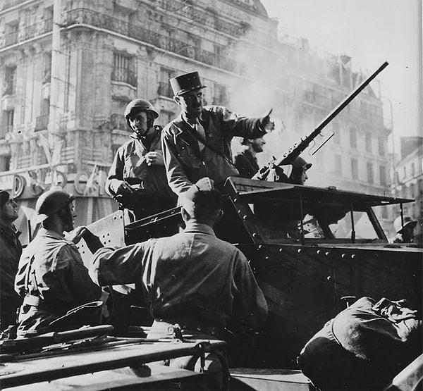 7. Paris'in kurtuluşu sırasında adamlarına emirler veren General Leclerc. (1944)