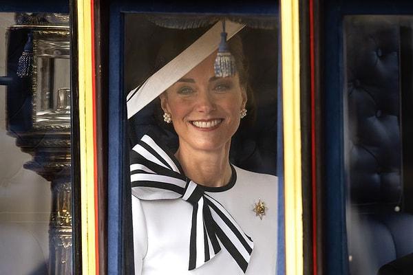 Güzeller güzeli Galler Prensesi'ni görmek isteyenler resmen törene akın etti! Ailesiyle birlikte Buckingham Sarayı'na gelen Middleton, gülümseyerek halkı selamladı.
