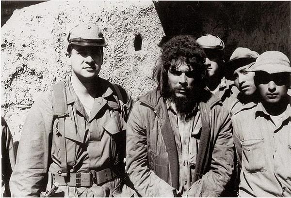 15. CIA ajanı Felix Rodriguez (solda) ve Bolivyalı askerler Che Guevara'nın idamından dakikalar önce onunla birlikte poz veriyor. (Bolivya, 9 Ekim 1967.)