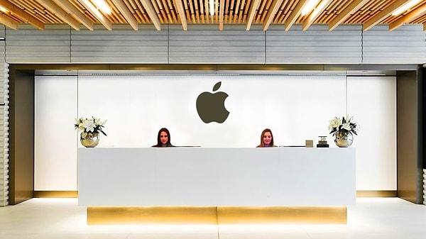 İlk olarak Apple'da on yılı aşkın bir süredir çalışan iki kadının açtığı davada, şirketin mühendislik, pazarlama ve AppleCare bölümlerindeki kadın çalışanlara kasıtlı olarak daha düşük ücret ödediği iddia ediliyor.
