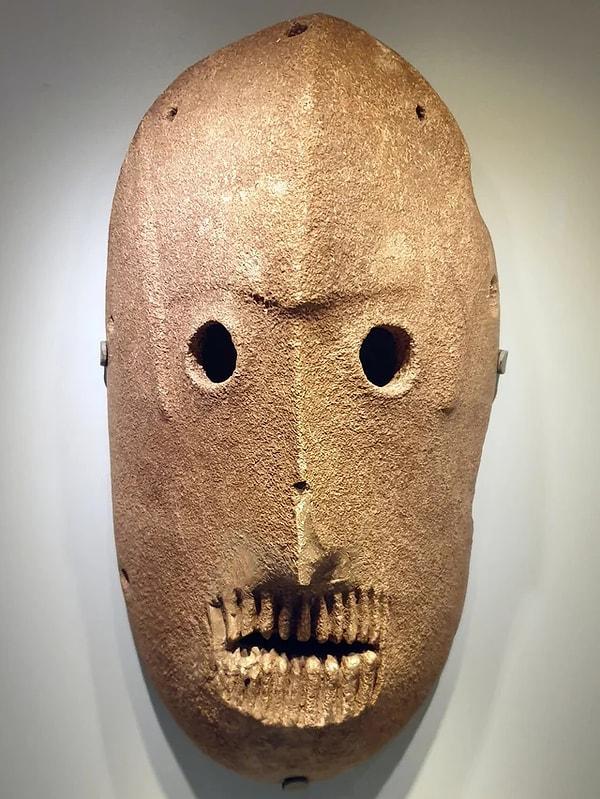 7. Bu 9000 yıllık taş maske dünyanın en eski maskesidir ve Judean Çölünde bulunmuştur.