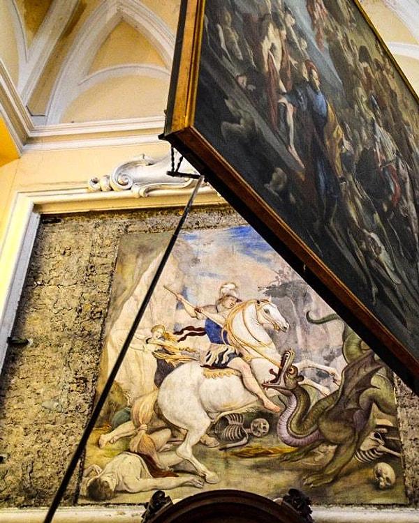 14. "San Severo'nun Hayatı" başlıklı 16. yüzyıl tablosunun arkasında bulunan Aziz George'un ejderhayı öldürmesini gösteren gizli resim restorasyon sırasında keşfedildi.