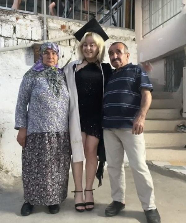 Genç kız, anneannesi ve dedesine kendi mezuniyet kıyafetlerini giydirerek teşekkür etmek istedi.