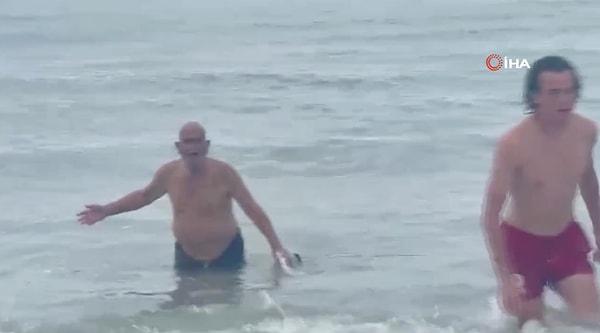 Karadeniz açıklarında yüzen 83 yaşındaki adamı görenler, boğulduğunu düşünerek ekiplere haber verdi
