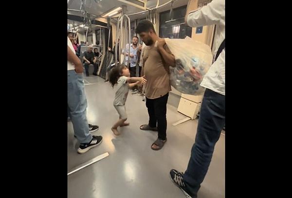 Bir metroda kaydedilen, bir baba ve kızının görüntüsü sosyal medyada viral oldu.
