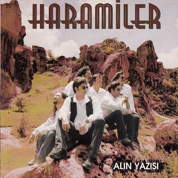 Haramiler adlı rock müzik grubunun dillerden düşmeyen "Mavi Duvar" şarkısı Barış Akarsu'nun sesinden okutuldu.