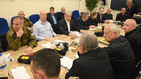 İsrailli bir yetkili, Gazze'ye 7 Ekim'de başlayan saldırıların ardından kurulan 6 üyeli savaş kabinesinin Netanyahu tarafından feshedildiğini aktardı. Bu adım, Savaş Kabinesi üyesi olan Ulusal Birlik Partisi lideri Benny Gantz'ın geçen hafta olağanüstü hal hükümetinden istifa etmesinin ardından bekleniyordu.