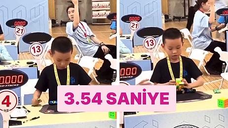 6 Yaşındaki Çinli Xuanyi Geng'ten İnanılmaz Performans: Göz Açıp Kapayıncaya Kadar Rubik Küpünü Çözdü!