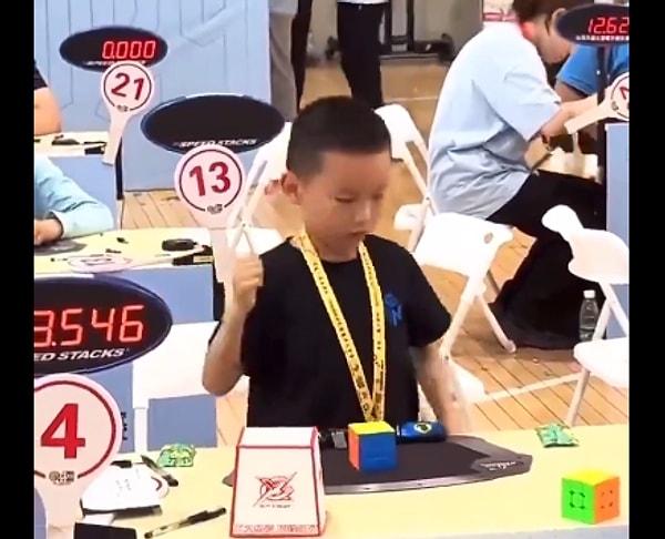 6 yaşındaki bir çocuğun ise rubik küpünü yalnızca 3.54 saniyede çözmesi, sosyal medyada büyük beğeni topladı.