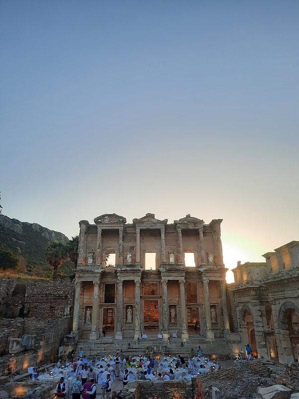 Her yıl ortalama 1.5 milyon kişinin ziyaret ettiği Türkiye’nin en turistik antik kentlerinden biri olan Efes Antik Kenti’nde bayramda yaşananlar tepki çekti.