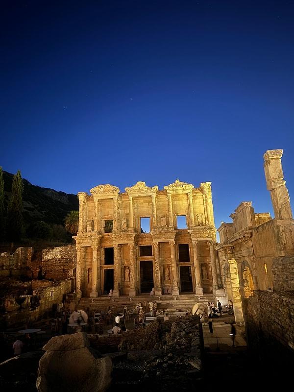 Protestolar sebebiyle “özel davet” kısa sürede sonlandırıldı ve Efes Antik Kenti’ni görmeye gelenlerin ziyaretine yeniden açıldı.