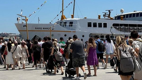 Kurban Bayramı'nda İstanbul'da olanlar sıcak havayı da fırsat bilip turistik yerleri gezmeye çıktı.