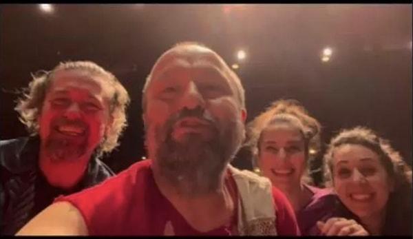Oyuncu arkadaşı Erdem Baş ile Amerika'da "Ormantik Komedi" isimli oyunda yer alan Mete Horozoğlu, tiyatrodan kopmadığını yaptığı paylaşımlarla gösteriyor.