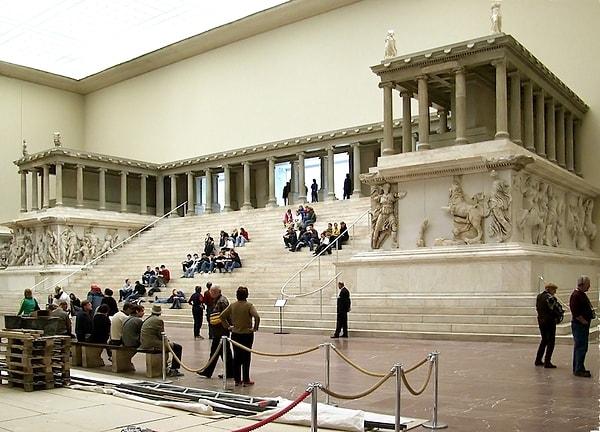 Bugün, Berlin’deki Pergamon (Bergama) Müzesi’nde sergilenen Zeus Sunağı ile başlayalım.