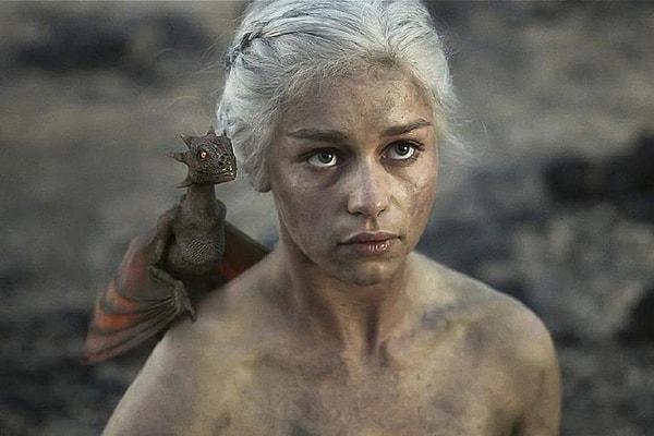 Game of Thrones'un Daenerys Targaryen rolünü oynayan Emilia Clarke 2019 yılında katıldığı bir programda dizideki çıplaklık miktarını çok bulmuştu. Olivia Cooke ise 'House of the Dragon'da bu miktarın artabileceği sinyalini vermişti.