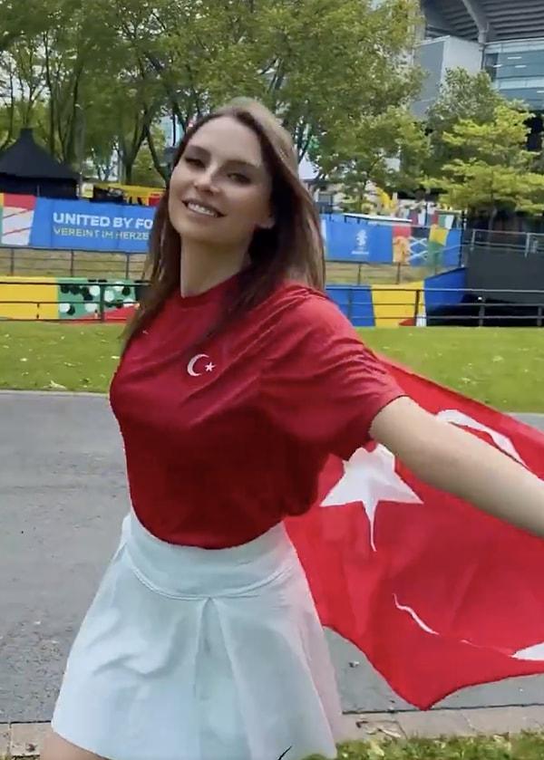 Arda Güler temalı videolarıyla sık sık gündeme gelen Rus model Alekseeva, bu kez Arda Güler formasını giydi ve elindeki Türk bayrağıyla kameralara poz verdi.