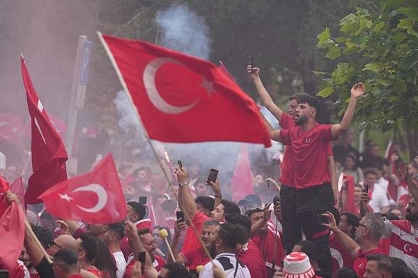 Gürcistan maçı öncesinde ellerinde Türk bayraklarıyla BVB Dortmund Stadı çevresinde toplanan Türk taraftarlar karşılaşma saati öncesinde coşkuyla sloganlar attı, bu anlar sosyal medyada da çok konuşuldu.