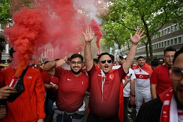 Dortmund'un Klepping Caddesi'ndeki yürüyüşe kırmızı beyaz formalı binlerce Türk taraftar katıldı.