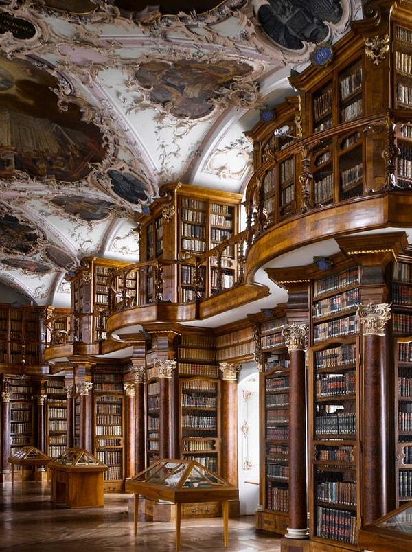 9. Saint Gall Manastır Kütüphanesi (İsviçre)