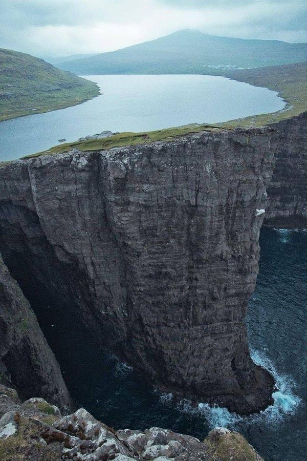 11. "Okyanusun üzerindeki göl" olarak bilinen Faroe Adaları'ndaki Sørvágsvatn.