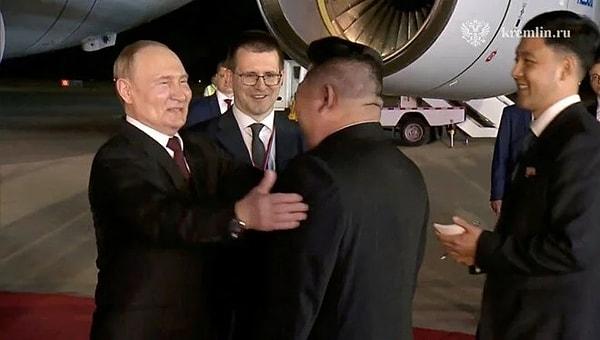 Kremlin Basın Servisi tarafından yapılan açıklamada, “Rusya Devlet Başkanı Vladimir Putin, Pyongyang’a ulaştı. Ziyaret, Kore Halk Cumhuriyeti Başkanı Kim Jong Un’un daveti üzerine gerçekleşti. Kuzey Kore Başkanı Kim Jong Un, Pyongyang Havaalanı’nda Vladimir Putin’i şahsen karşıladı” denildi.