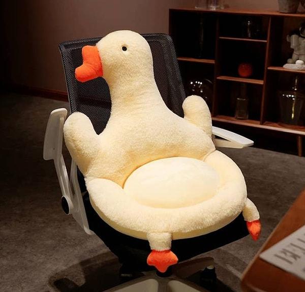 8. Bu ördek şeklindeki yastık, sevimli görüntüsüyle Zoom toplantılarınızda gösteriş yapmanız için harika.