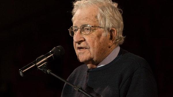 Modern dilbilimin babası olarak kabul edilen Noam Chomsky'nin ABD dış politikasına dair sıkı eleştirilerde de bulunuyor.