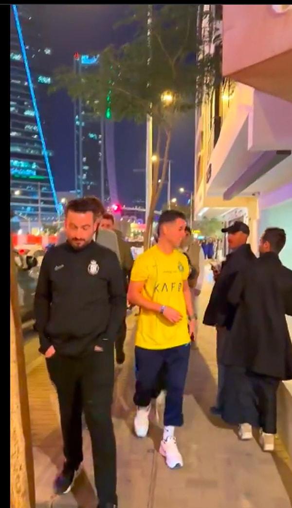 39 yaşındaki golcu Cristiano Ronaldo'ya ikizi kadar benzeyen Gökmen Akdoğan ne zaman Suudi Arabistan sokaklarına çıksa yıldız gibi karşılanıyor.