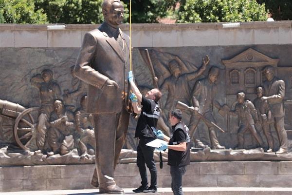 Yaşar Kılıçkaya ile Zeynep Abdullah, balta ile Atatürk Anıtı'na vurmaya başladı. Meydanda görev yapan Büyükşehir Belediyesi zabıta ekipleri 2 şüpheliye müdahale etti.