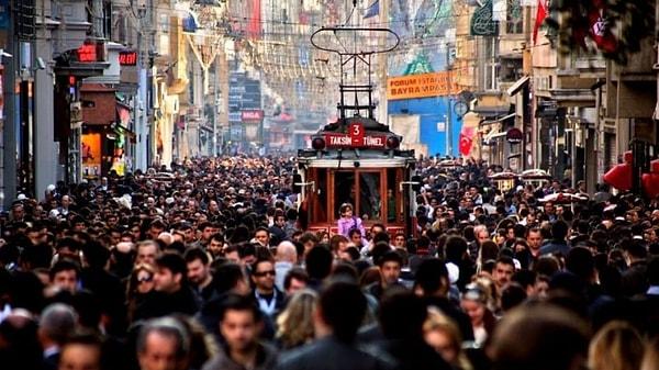 Gençler ekonomik ve sosyal hayatlarındaki gelişmelerle aidiyetlerinde kırılma yaşıyor. 18-24 yaş arası her 10 gençten 8’i Türkiye’nin ekonomik durumunun kötü olduğunu söylerken, yüzde 56’sı ise gelecekte daha da kötüye gideceğini düşünüyor.