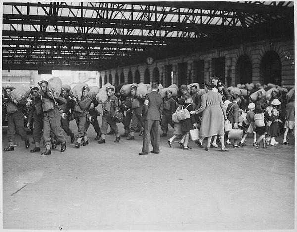 7. Londra'ya gelen İngiliz askerleri ve Londra'dan tahliye edilen ilkokul çocuklarının karşılaşması.