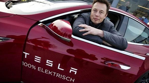 Elon Musk, CEO'su olduğu otomotiv markası Tesla'nın uzun bir süredir ertelenen Roadster isimli elektrikli aracı hakkında çılgın açıklamalarda bulundu.