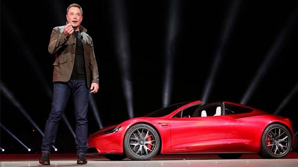 Ünlü milyarder, X platformunda ilk olarak 2017 yılında "en yüksek performanslı Tesla modeli" unvanıyla görücüye çıkan aracın, büyük bir güncelleme ile birlikte uçabileceğini söyledi.