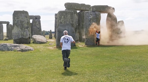 İngiltere'deki çevreci bir grup MÖ 3000-2000 yılları arasında yapıldığına inanılan ve UNESCO Dünya Mirası Listesi'nde bulunan ünlü Stonehenge Anıtı'na saldırdı.