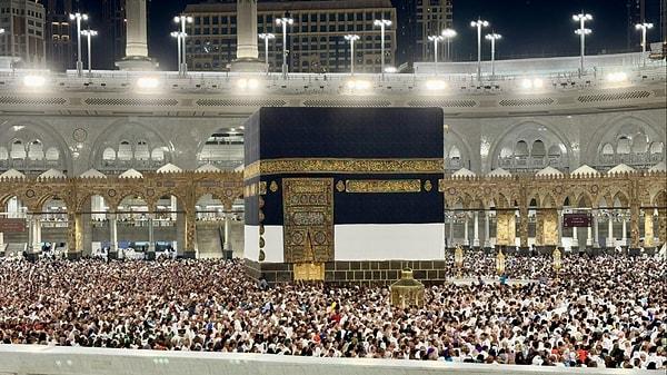 Dünyanın farklı yerlerinden iki buçuk milyonu aşkın Müslüman, hac ibadeti yerine getirmek üzere şu anda Suudi Arabistan’ın Mekke kentinde.