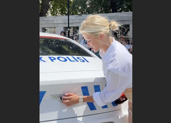 Meşhur Bentley reklamının yıldızı Alla Bruletova da Türkiye ziyareti sırasında Bentley marka polis aracı dikkatini çekti.