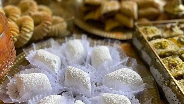 Cezayir'in bademli, portakallı Makroud el louse kurabiyesi ise dünyanın en lezzetli ikinci kurabiyesi.