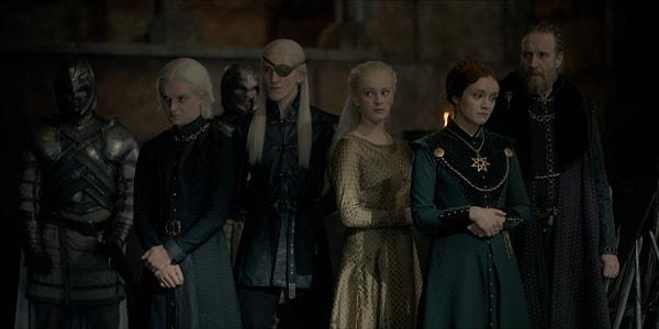 Bir tarafta kraliçenin grubu olarak bilinen, Targaryen Hanedanı ve Ejderhaların Dansı sırasında II. Aegon'un yükselmesi gerektiğini destekleyen Yeşiller var.
