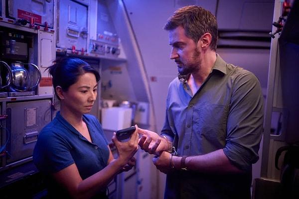Dizinin başrollerinde iki isim dikkat çekiyor. Jing Lusi 'Hana Li' adlı bir polisi, Richard Armitage ise 'Matthew Nolan' adlı bir doktoru canlandırıyor.