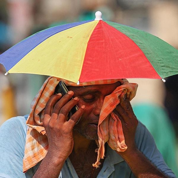Hindistan basını, rekor seviyedeki sıcaklar sonucu başkent Yeni Delhi’de 52 kişinin hayatını kaybettiğini yazdı. Son iki günde hayatını kaybeden 52 kişinin aşırı sıcaklara rağmen açık alanda çalışmak zorunda olan işçiler olduğu aktarıldı.