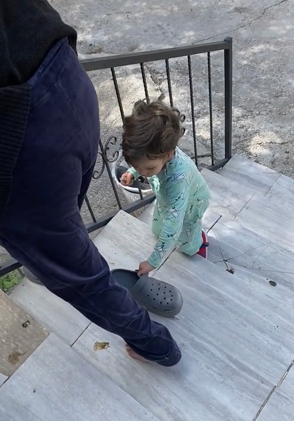 Dayısı merdivenlerden zor indiği için ayakları üşümesin diye terliğini getirip giydirmesi ve dahasıyla tatlı çocuk beğeni yağmuruna tutuldu.