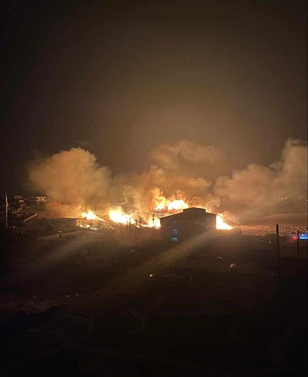Diyarbakır’ın Çınar ilçesiyle Mardin’in Mazıdağı ilçesinde arasında bulunan kırsal alan başlayan yangın, rüzgarın da etkisiyle hızla yayıldı.