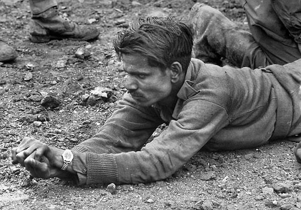 1. Bacakları Kore Savaşı sırasında patlatılarak havaya uçan İngiliz askeri, acı içerisinde ellerini sıkıyor.