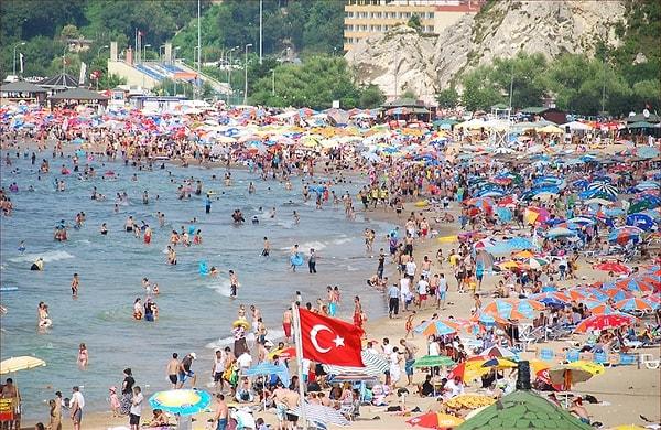Her yıl yurdun tatil beldelerindeki vatandaşlar tarafından yapılan 'Millet Plaja Akın Etti, Vatandaş Denize Giremiyor' isyana bu bayram da yenisi ekledi.